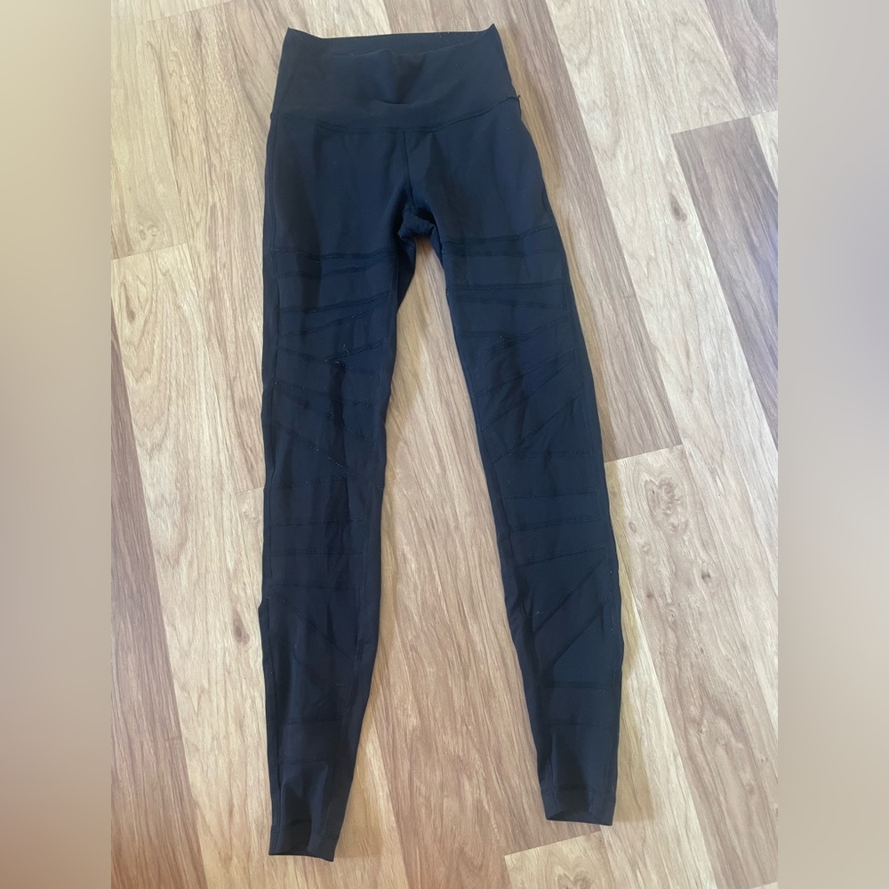 LULU LEMON MESH PATTERN LEGGINGS. SIZE 4. Now discontinued design.